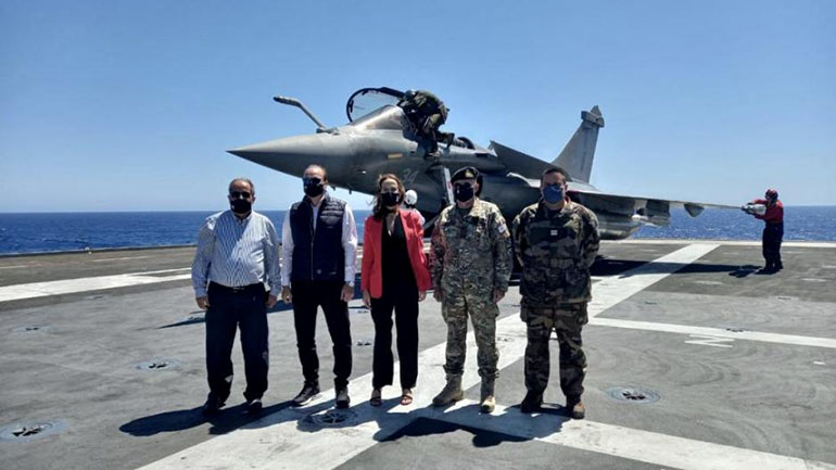 Το αεροπλανοφόρο «Charles De Gaulle» επισκέφτηκε ο υπουργός Άμυνας της Κύπρου